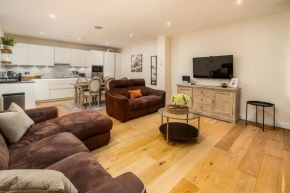 Pass the Keys Stylish Central St Albans Flat with Free Parking